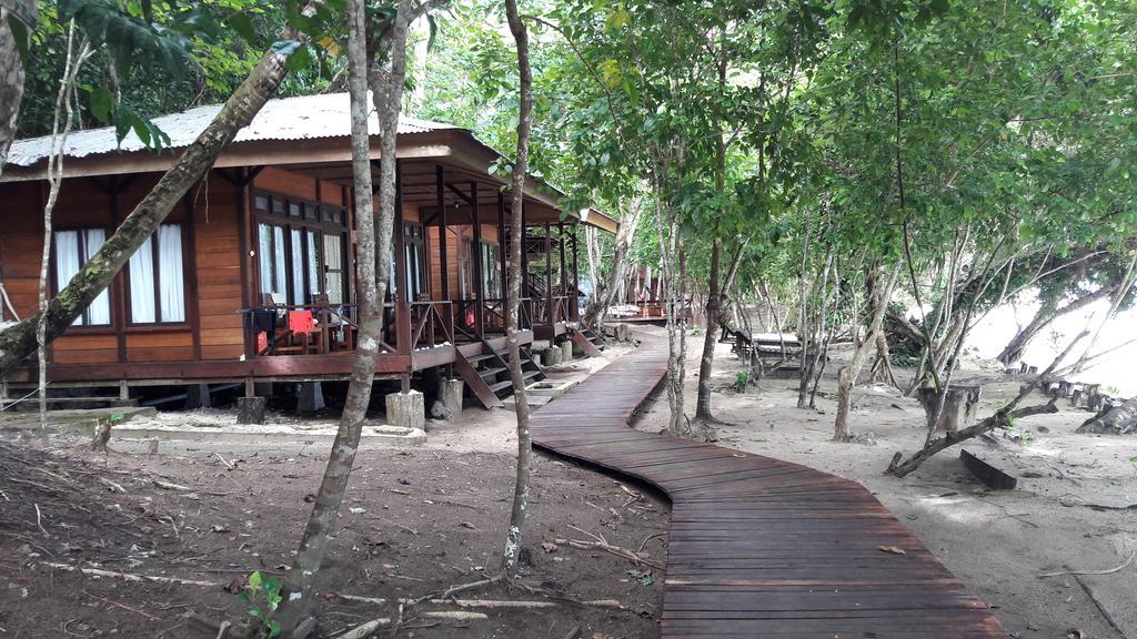 Raja Ampat Dive Resort Tapokreng Exterior photo